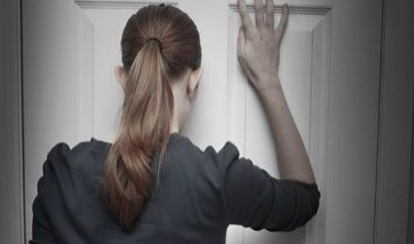 Bewoonster van Amstelveen wacht voor haar dichte voordeur Bewoonster van Amstelveen wacht voor haar dichte voordeur